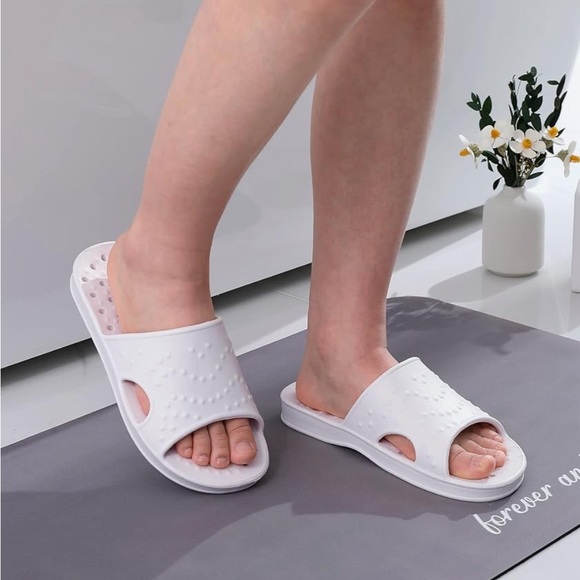 Women’s white shower shoes size 11-12 - Picture 2 of 6